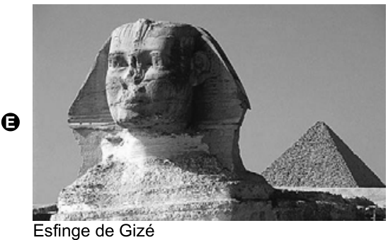 Fotografia da Esfinge de Gizé, com uma pirâmide ao fundo à direita. Legenda: Esfinge de Gizé.