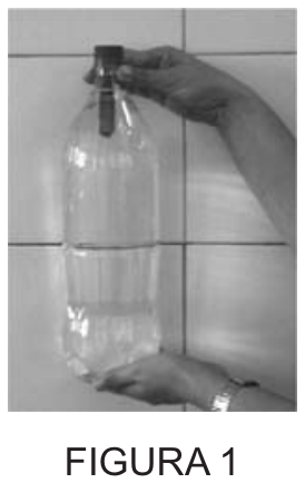 F1 Fotografia de uma pessoa segurando uma garrafa PET cheia de água com um pequeno frasco de vidro flutuando emborcado em sua parte superior; abaixo da foto, a legenda FIGURA 1.
