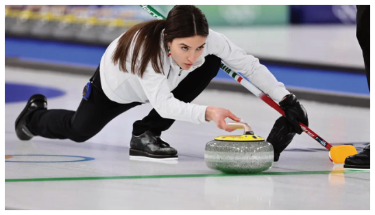 Mulher praticando curling, agachada no gelo ao lançar uma pedra com uma das mãos enquanto segura a vassoura com a outra.