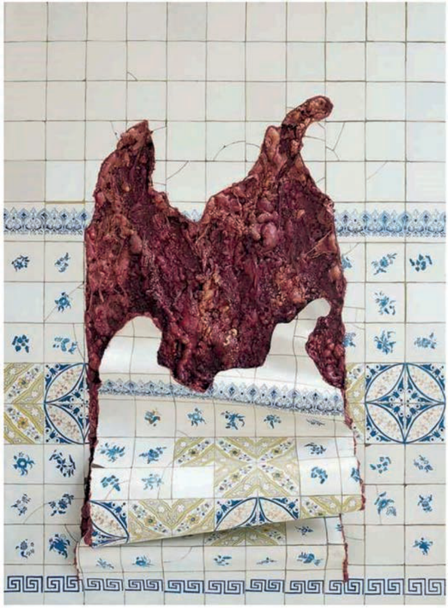 Obra tridimensional que simula uma parede de azulejos brancos e azuis de inspiração colonial portuguesa, com a parte central cortada e pendendo para a frente, revelando por baixo uma estrutura de matéria orgânica avermelhada semelhante a carne crua e vísceras.