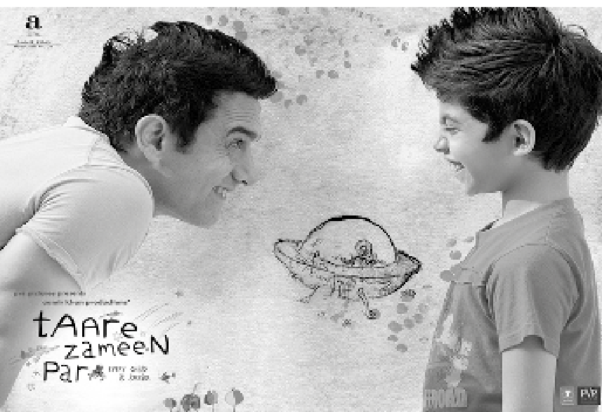 Cartaz do filme Taare Zameen Par com o professor Ram e o estudante Ishaan frente a frente, sorrindo e olhando nos olhos um do outro, com um desenho de disco voador ao centro.