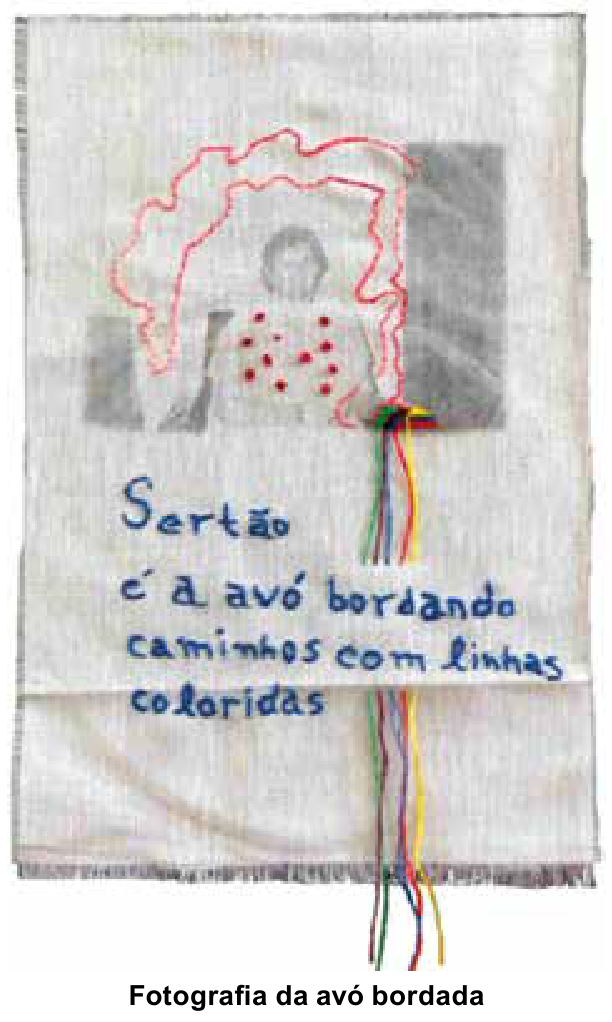 Bordado em tecido com fotografia e texto bordado em azul: "Sertão é a avó bordando caminhos com linhas coloridas", com linhas soltas pendentes.