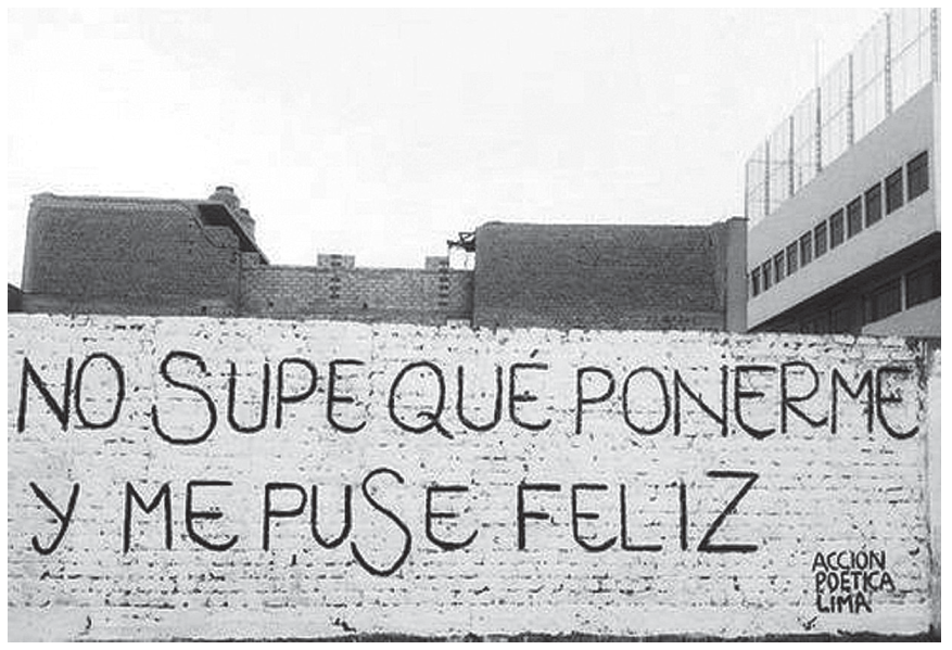 Fotografia de um muro branco onde está pichada em letras maiúsculas pretas a frase: "NO SUPE QUÉ PONERME Y ME PUSE FELIZ", com a assinatura "ACCIÓN POÉTICA LIMA" no canto inferior direito. Ao fundo, veem-se prédios e construções urbanas.