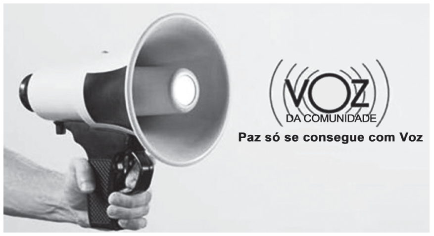 Peça publicitária mostrando uma mão empunhando um megafone com cabo e gatilho em formato de arma de fogo. À direita, a logomarca "VOZ DA COMUNIDADE" cercada por linhas curvas que indicam propagação de som e a frase "Paz só se consegue com Voz".