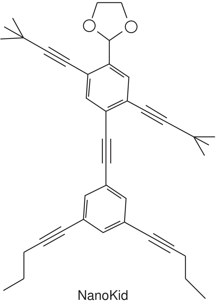 Fórmula estrutural do NanoKid em forma de figura humana: cabeça com dois átomos de oxigênio, dois anéis benzênicos formando o corpo, braços terminados em grupos ramificados e pernas formadas por cadeias carbônicas. Abaixo, o nome NanoKid.