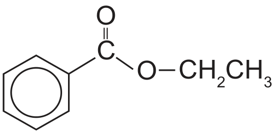 Fórmula estrutural plana do benzoato de etila, apresentando um anel benzênico ligado a um grupo carbonila (C=O), que se conecta a um átomo de oxigênio (–O–), o qual está ligado a uma cadeia etila (–CH2CH3).