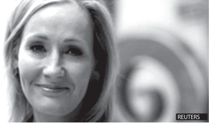 Fotografia em preto e branco de rosto da escritora J. K. Rowling sorrindo, com o crédito REUTERS no canto inferior direito.