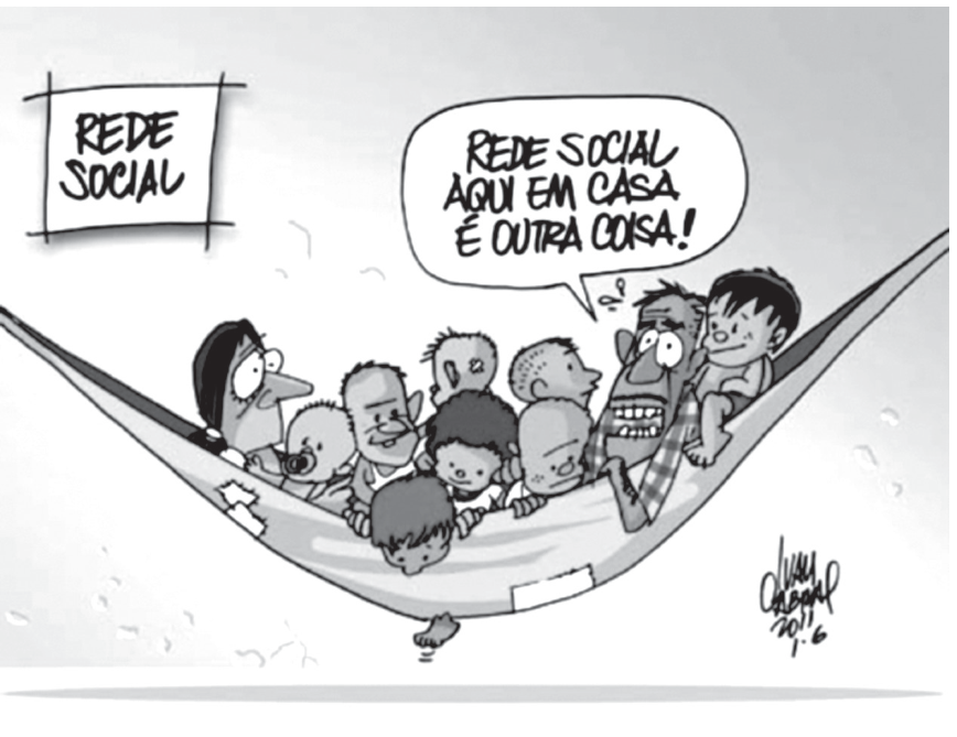 F1 Charge de Ivan Cabral mostrando uma família humilde com muitas crianças amontoada dentro de uma rede de dormir rasgada e remendada. No canto superior esquerdo, há uma placa com os dizeres "REDE SOCIAL"; do homem na rede sai um balão de fala: "REDE SOCIAL AQUI EM CASA É OUTRA COISA!".