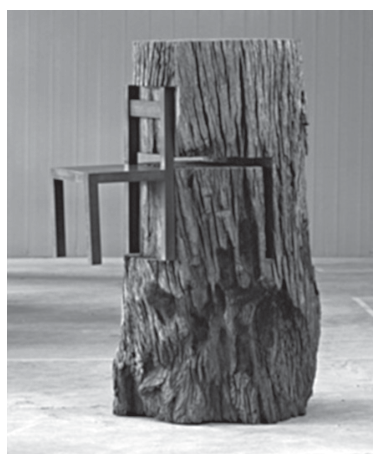 Escultura contemporânea intitulada Tronco com cadeira, de Nelson Leirner, composta por um tronco de madeira robusto e rústico do qual parece emergir ou estar incrustada uma cadeira geométrica de madeira, com metade dela fundida à forma do tronco.