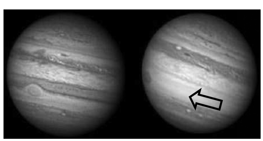 Duas fotografias astronômicas de Júpiter lado a lado em tons de cinza; na imagem à esquerda, o planeta exibe suas faixas escuras características tanto no hemisfério norte quanto no sul; na imagem à direita, uma seta larga aponta para a ausência da faixa escura no hemisfério sul.