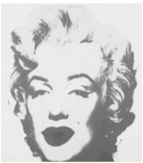 Retrato em preto e branco do rosto de Marilyn Monroe, com cabelos claros e lábios escuros.