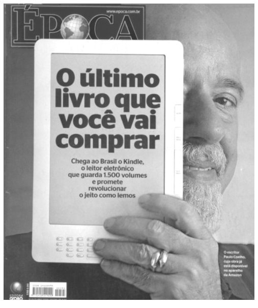Capa da revista Época com Paulo Coelho segurando um leitor de livros digitais Kindle na frente do rosto, na tela lê-se: "O último livro que você vai comprar. Chega ao Brasil o Kindle, o leitor eletrônico que guarda 1.500 volumes e promete revolucionar o jeito como lemos".