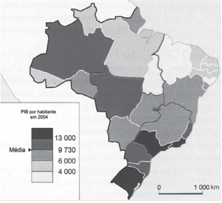 F1 Mapa do Brasil dividido por estados, com diferentes tons de cinza para o PIB por habitante em 2004. A legenda indica os valores 4 000, 6 000, 9 730 e 13 000, com a média assinalada em 9 730; há uma escala de 0 a 1 000 km.