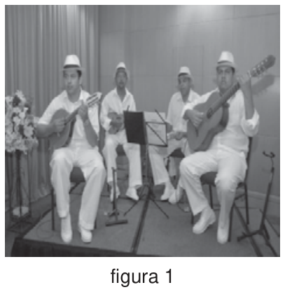 figura 1: quatro homens vestidos de terno e chapéu brancos tocando instrumentos de corda acústicos como cavaquinho e violão
