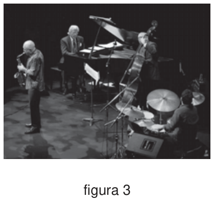 figura 3: quarteto de jazz em palco com saxofone, piano de cauda, contrabaixo acústico e bateria