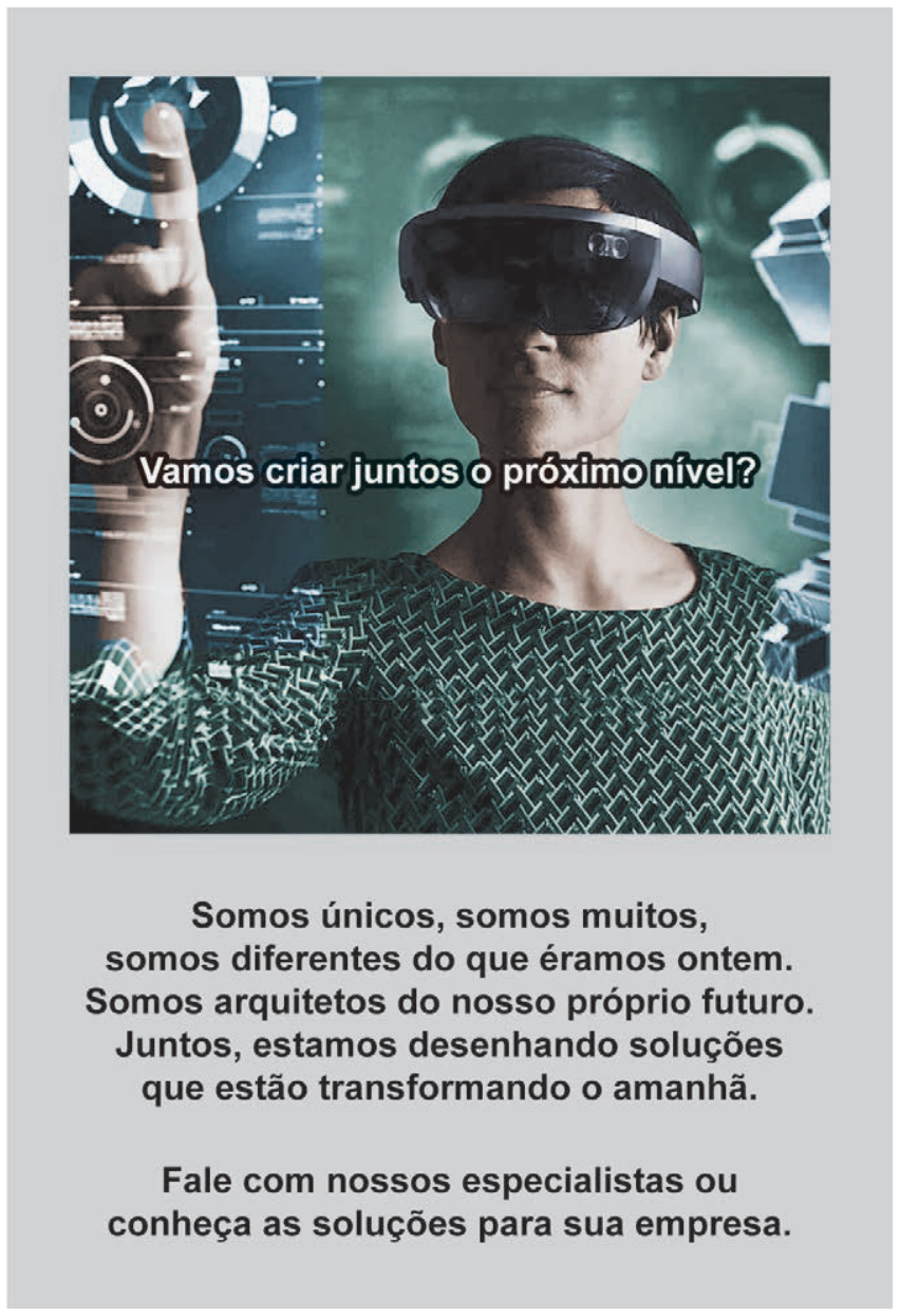 Anúncio publicitário com fundo cinza. Na parte superior, há a fotografia de uma pessoa com óculos de realidade mista apontando para uma interface digital futurista, com o texto sobreposto: "Vamos criar juntos o próximo nível?". Abaixo da foto, constam os seguintes textos: "Somos únicos, somos muitos, somos diferentes do que éramos ontem. Somos arquitetos do nosso próprio futuro. Juntos, estamos desenhando soluções que estão transformando o amanhã." seguido de "Fale com nossos especialistas ou conheça as soluções para sua empresa.".