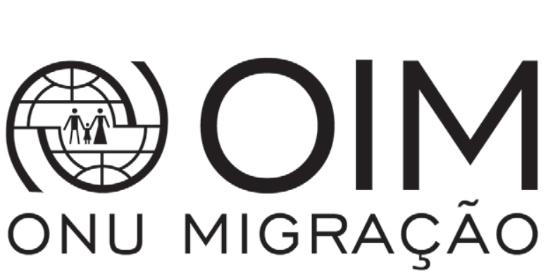 Logotipo da OIM (Organização Internacional para as Migrações), composto por um símbolo circular à esquerda com linhas que remetem a um globo terrestre e a silhueta de uma família no centro, seguido pela sigla "OIM" em letras maiúsculas e o texto "ONU MIGRAÇÃO" abaixo.