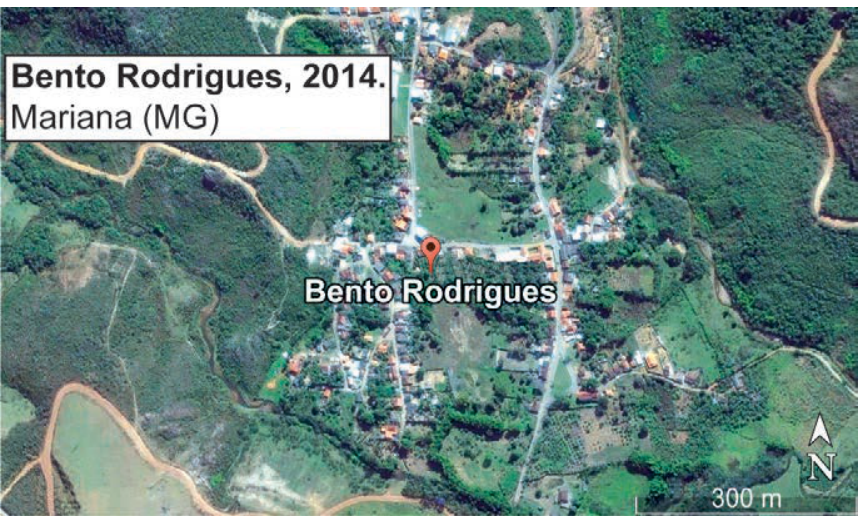 Imagem de satélite de Bento Rodrigues, em Mariana (MG), no ano de 2014, antes do rompimento da barragem, mostrando vias, casas e ampla cobertura vegetal.