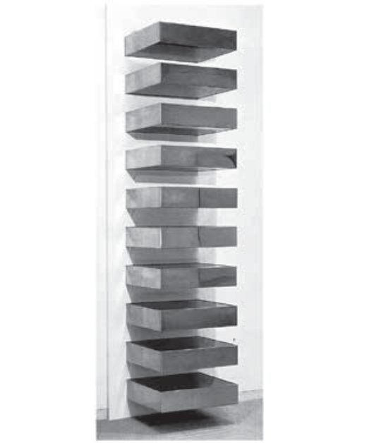 Escultura de Donald Judd composta por uma pilha vertical de dez caixas retangulares metálicas idênticas fixadas a uma parede branca com espaçamento uniforme entre si.