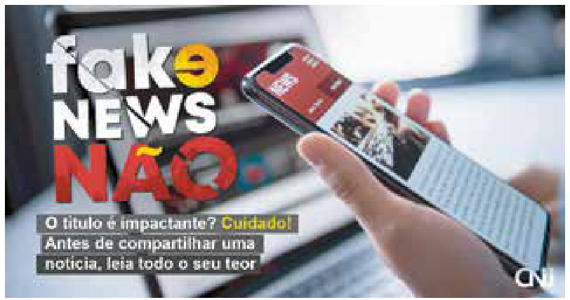 F1 Campanha institucional contra a desinformação. Em primeiro plano, uma mão segura um smartphone que exibe uma notícia na tela, tendo um notebook ao fundo. No canto superior esquerdo, lê-se em destaque "fake NEWS NÃO", com a letra "e" em amarelo estilizada e a palavra "NÃO" em vermelho. No canto inferior esquerdo, sobre faixas escuras, lê-se: "O titulo é impactante? Cuidado! Antes de compartilhar uma noticia, leia todo o seu teor". No canto inferior direito, consta o logotipo do CNJ.