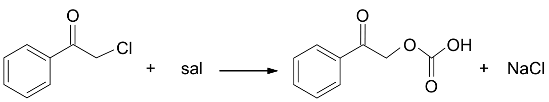 Esquema da reação da cloroacetofenona mais sal, resultando em um produto orgânico com grupo éster de ácido carbônico e cloreto de sódio (NaCl).