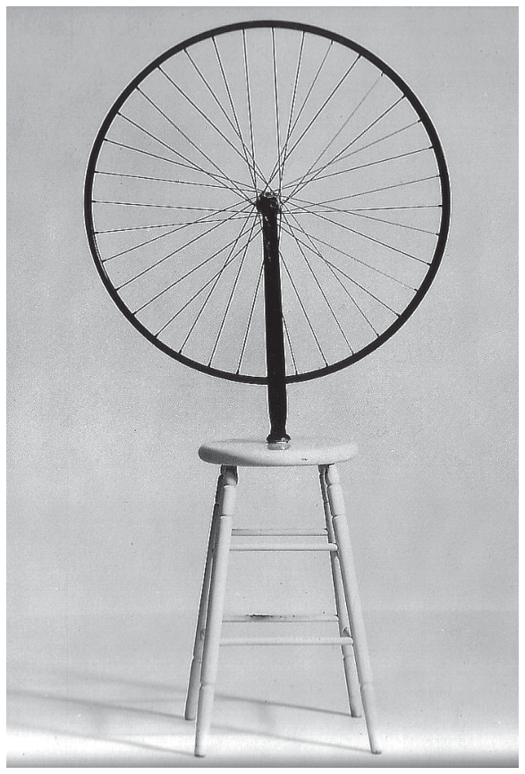 Obra "Roda de bicicleta" de Marcel Duchamp, exibindo um garfo dianteiro com roda de bicicleta invertida, fixado sobre o assento de um banco de madeira pintado de branco.