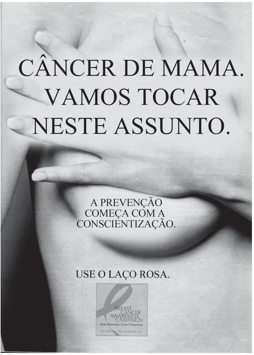Cartaz de campanha de conscientização sobre o câncer de mama, trazendo a foto em preto e branco de uma mulher nua com as mãos sobre os seios e as frases "CÂNCER DE MAMA. VAMOS TOCAR NESTE ASSUNTO.", "A PREVENÇÃO COMEÇA COM A CONSCIENTIZAÇÃO." e "USE O LAÇO ROSA.", acompanhado do logotipo da Breast Cancer Awareness Campaign.