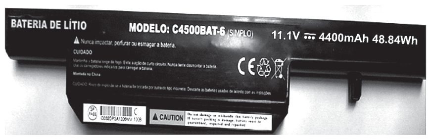 Fotografia de uma bateria de lítio de notebook com informações e especificações técnicas impressas, destacando-se: "11.1V ⎓ 4400mAh 48.84Wh".