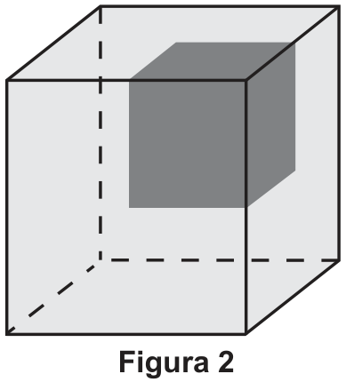 Cubo representado em perspectiva com arestas ocultas tracejadas. Três faces adjacentes contêm, cada uma, um quadrado cinza-escuro ocupando a quarta parte da face e compartilhando um mesmo vértice do cubo. Abaixo, a legenda "Figura 2".