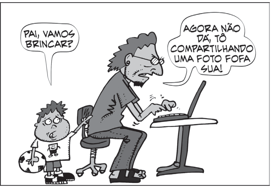 Charge em preto e branco mostrando um menino segurando uma bola de futebol que puxa a camisa do pai e pergunta em um balão de fala: "PAI, VAMOS BRINCAR?". À direita, o pai está sentado mexendo no computador e responde: "AGORA NÃO DÁ, TÔ COMPARTILHANDO UMA FOTO FOFA SUA!"
