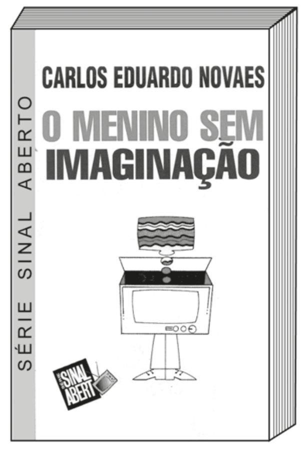 F1 Capa do livro "O menino sem imaginação", de Carlos Eduardo Novaes. A ilustração apresenta uma figura humana de pé, com pernas e pés calçados, mas que no lugar do tronco e da cabeça possui um aparelho de televisão antigo. De dentro do televisor aberto no topo, sobe um balão de pensamento preenchido por faixas onduladas horizontais.