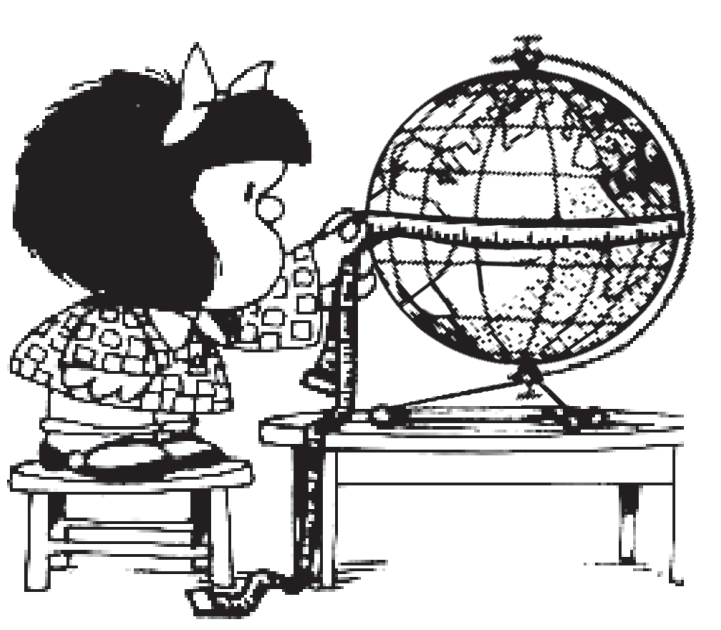 Mafalda em cima de um banquinho usando uma fita métrica para medir a circunferência de um globo terrestre sobre uma mesa.