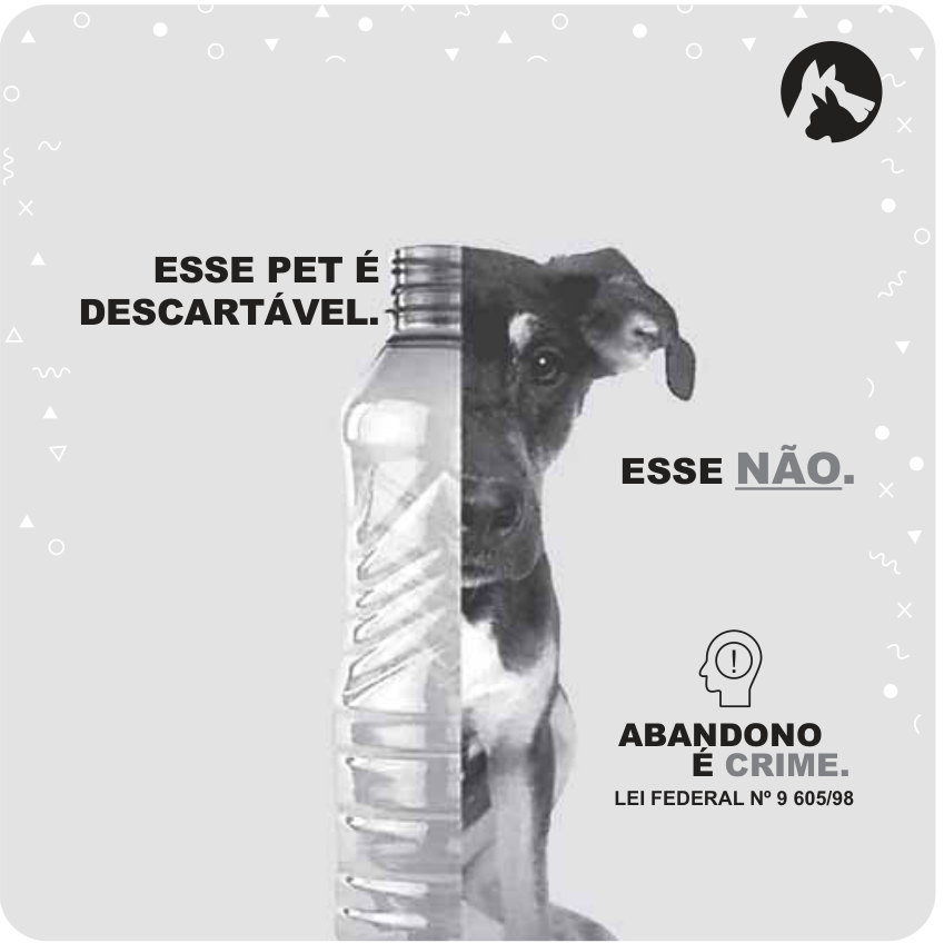 Cartaz de campanha contra o abandono de animais. No centro, uma imagem dividida verticalmente mostra a metade esquerda de uma garrafa plástica transparente e a metade direita de um cão. À esquerda está a frase "ESSE PET É DESCARTÁVEL.", e à direita, a frase "ESSE NÃO.", com a palavra "NÃO" sublinhada. Abaixo, à direita, há o ícone da cabeça de uma pessoa com um ponto de exclamação no cérebro e o texto "ABANDONO É CRIME. LEI FEDERAL Nº 9 605/98". No canto superior direito, há uma marca circular preta com silhuetas de um cachorro e um gato.