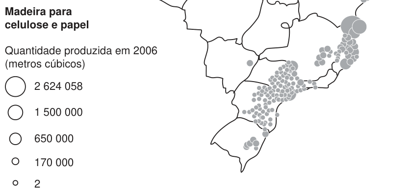 Mapa da distribuição da produção de madeira para celulose e papel, com limites estaduais e círculos cinza de tamanhos proporcionais à quantidade produzida, concentrados nas regiões Sul e Sudeste e próximos ao litoral. A legenda apresenta o título “Madeira para celulose e papel”, a indicação “Quantidade produzida em 2006 (metros cúbicos)” e círculos correspondentes aos valores 2 624 058, 1 500 000, 650 000, 170 000 e 2.