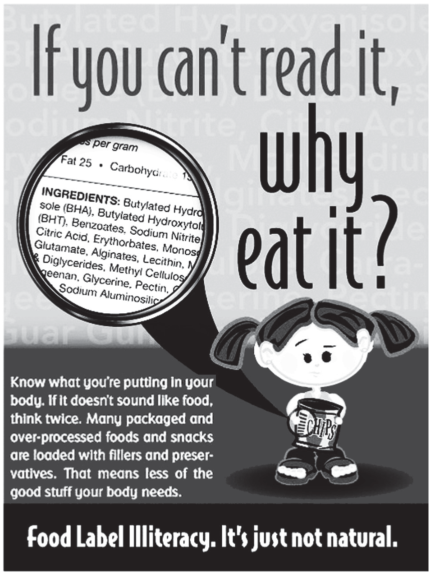 Cartaz de campanha publicitária com o título "If you can't read it, why eat it?". Uma garota com expressão confusa segura uma embalagem com a inscrição "CHIPS". Um círculo de ampliação destaca o texto dos ingredientes com nomes químicos complexos, como BHA, BHT, benzoatos e nitrito de sódio. Abaixo, há o texto: "Know what you're putting in your body. If it doesn't sound like food, think twice. Many packaged and over-processed foods and snacks are loaded with fillers and preservatives. That means less of the good stuff your body needs." Na base, em uma faixa preta, lê-se: "Food Label Illiteracy. It's just not natural."