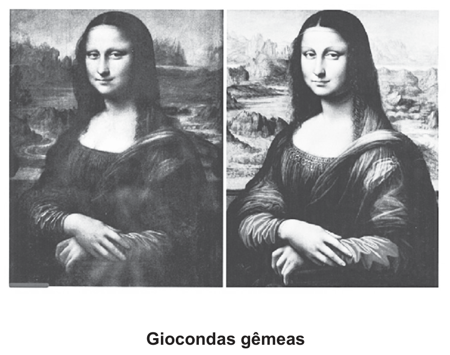Duas versões da pintura Mona Lisa, de Leonardo da Vinci, dispostas lado a lado: à esquerda, a versão tradicional exposta no Louvre; à direita, a cópia restaurada pertencente ao Museu do Prado, com cores mais nítidas e detalhes visíveis na paisagem e vestimenta. Abaixo das telas, centralizado, lê-se o título: "Giocondas gêmeas".