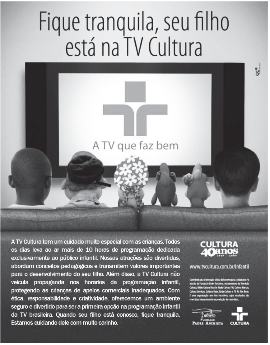 F1 Anúncio publicitário da TV Cultura com a frase "Fique tranquila, seu filho está na TV Cultura", mostrando crianças e bonecos de costas assistindo a uma televisão com o logo da emissora e a frase "A TV que faz bem", acompanhado de texto institucional na parte inferior.