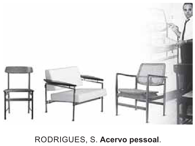 Fotografia em preto e branco mostrando uma cadeira e duas poltronas com design moderno em primeiro plano e, ao fundo à direita, a figura translúcida de Sérgio Rodrigues desenhando.