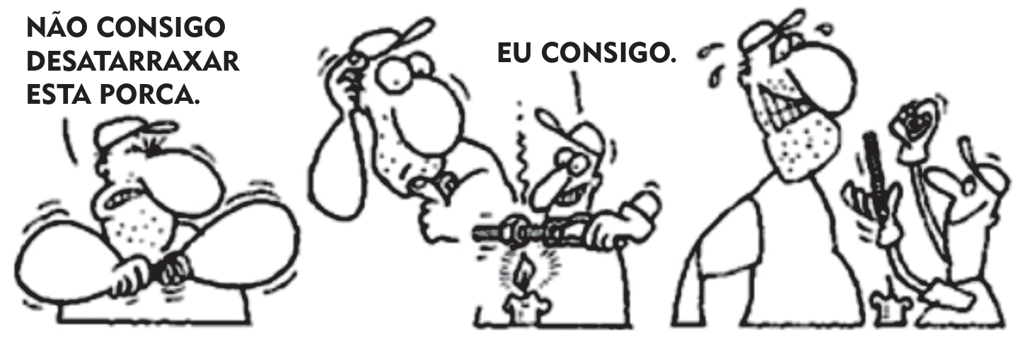 F1 Tirinha com três quadros: no primeiro, um homem tenta desatarraxar uma porca de um parafuso com as mãos, fazendo força, e diz "NÃO CONSIGO DESATARRAXAR ESTA PORCA."; no segundo, outro homem coloca o conjunto da porca e parafuso sobre a chama de uma vela acesa e diz "EU CONSIGO."; no terceiro, o segundo homem segura o parafuso e a porca já separados com ferramentas/panos, sorrindo, enquanto o primeiro homem observa surpreso.