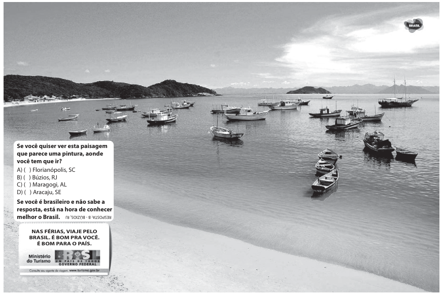 Peça publicitária do Ministério do Turismo apresentando uma fotografia de uma enseada ou praia calma com barcos de pesca flutuando na água e montanhas ao fundo. No canto inferior esquerdo, sobre a areia da praia, há um quadro com uma questão de múltipla escolha: "Se você quiser ver esta paisagem que parece uma pintura, aonde você tem que ir? A) Florianópolis, SC / B) Búzios, RJ / C) Maragogi, AL / D) Aracaju, SE / Se você é brasileiro e não sabe a resposta, está na hora de conhecer melhor o Brasil." com a resposta "BÚZIOS, RJ" impressa de cabeça para baixo. Abaixo desse quadro, outro retângulo contém a frase "NAS FÉRIAS, VIAJE PELO BRASIL. É BOM PRA VOCÊ. É BOM PARA O PAÍS." e as marcas do Ministério do Turismo e do Governo Federal.