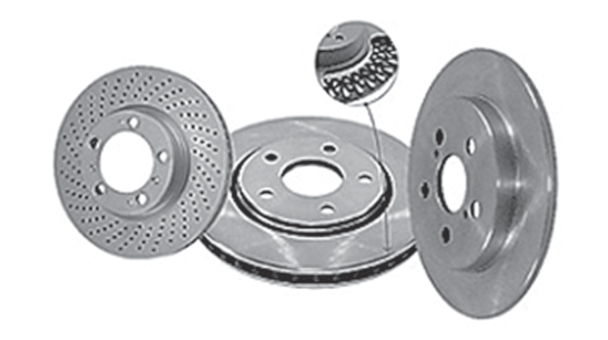Três modelos de discos de freio automotivo: à esquerda, o disco perfurado; ao centro, o disco ventilado, com uma ampliação circular mostrando sua câmara interna com aletas de ventilação; à direita, o disco sólido.