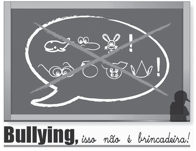 Cartaz de campanha contra o bullying mostrando uma lousa escolar com um balão de fala riscado com um grande X cinza. No interior do balão há desenhos alusivos a apelidos pejorativos: uma baleia, um rosto com nariz grande, um coelho de dentes salientes, óculos de grau com lentes grossas, uma figura arredondada, um porco, orelhas pontudas e pontos de exclamação. No canto inferior direito da lousa, vê-se a silhueta escura de uma criança de boné cabisbaixa. Abaixo da lousa lê-se a frase: "Bullying, isso não é brincadeira!"