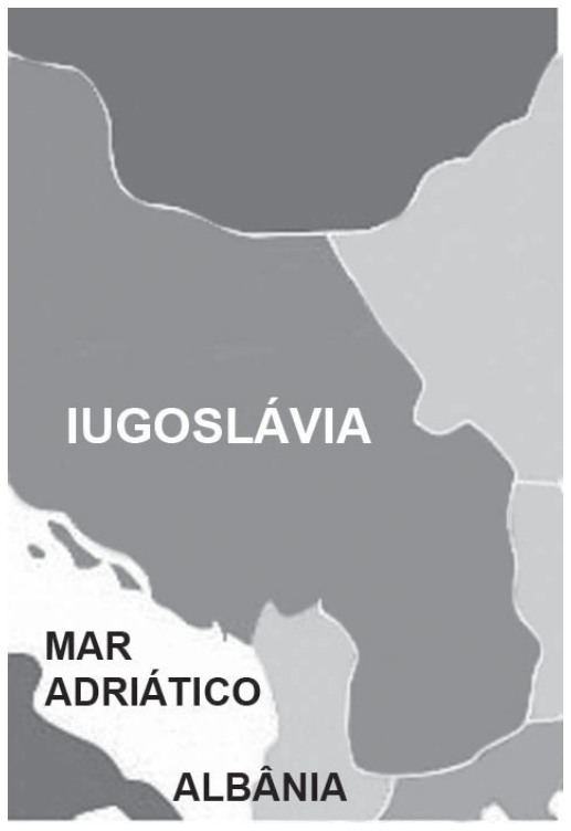 Mapa dos Bálcãs mostrando o território unificado da Iugoslávia ao lado do Mar Adriático e da Albânia.