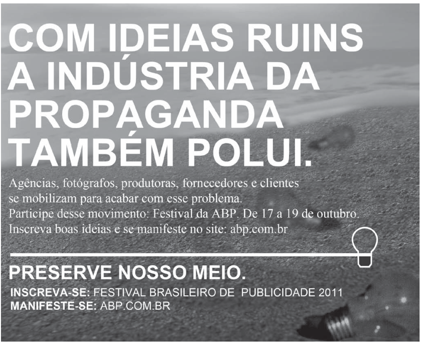 Cartaz publicitário da ABP mostrando uma praia onde lâmpadas incandescentes estão jogadas na areia como lixo à beira-mar, com os textos da campanha que alertam que a indústria da propaganda também polui com ideias ruins e convidam para o Festival Brasileiro de Publicidade 2011.
