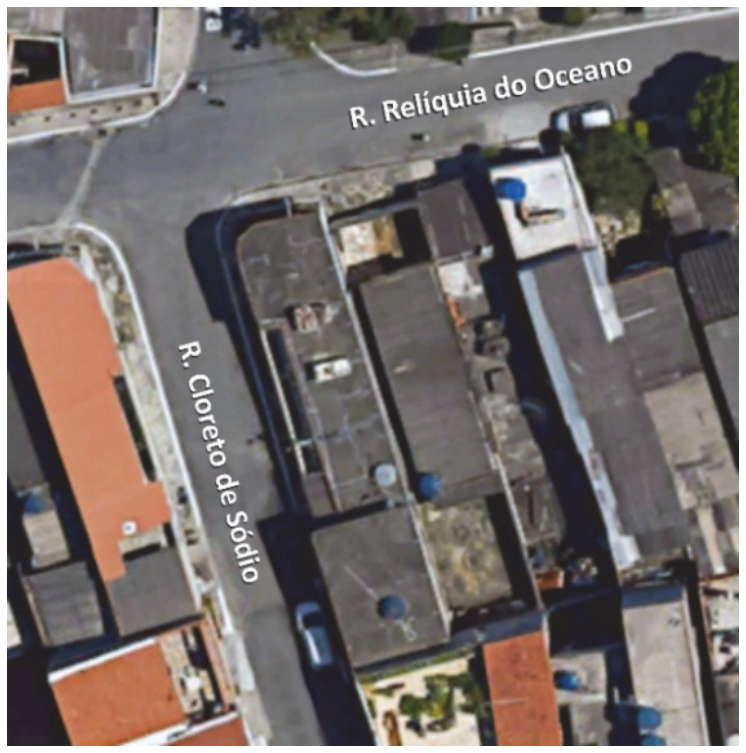F1 Imagem aérea de satélite mostrando o cruzamento urbano entre a "R. Relíquia do Oceano" e a "R. Cloreto de Sódio".