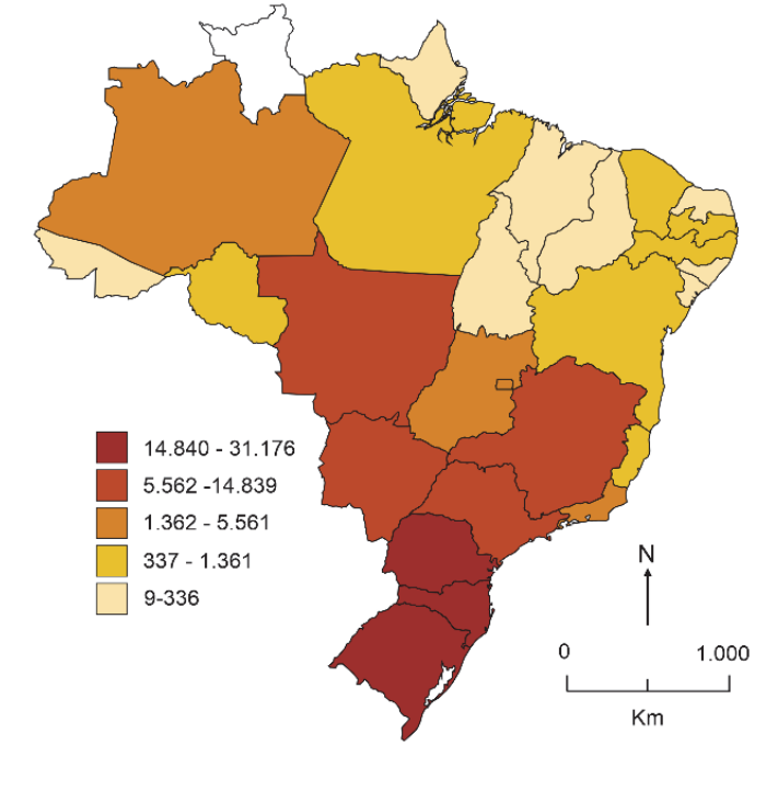 Mapa do Brasil mostrando o número de imigrantes incluídos no cadastro de pessoas com renda mensal de até meio salário-mínimo por estado. A legenda divide os dados em cinco faixas: 9 a 336, 337 a 1.361, 1.362 a 5.561, 5.562 a 14.839 e 14.840 a 31.176. Os estados da Região Sul (Paraná, Santa Catarina e Rio Grande do Sul) encontram-se na faixa mais escura e mais elevada (14.840 - 31.176).