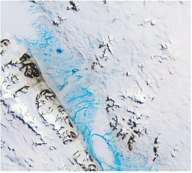Imagem de satélite da plataforma de gelo George VI, com superfície branca de gelo, formações de água superficial em azul brilhante e afloramentos rochosos escuros.