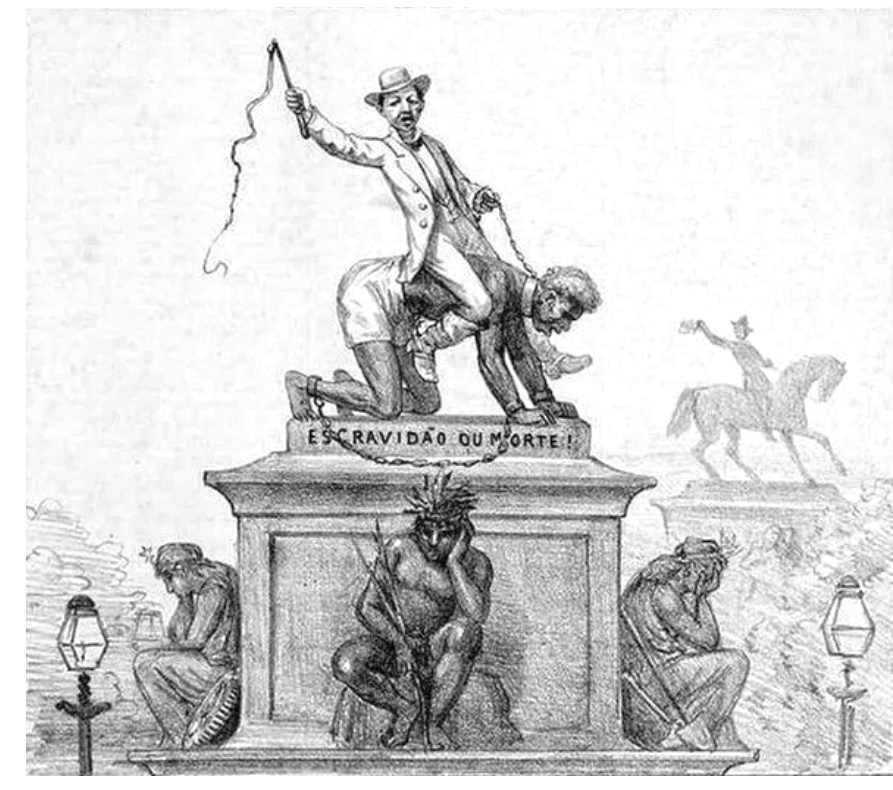 Charge de Angelo Agostini mostrando um monumento no qual, sobre um pedestal com a inscrição "ESCRAVIDÃO OU MORTE!", um homem branco monta sobre as costas de um homem negro escravizado e acorrentado, empunhando um chicote. Na base do pedestal há figuras sentadas em atitude de abatimento, incluindo uma figura indígena ao centro. Ao fundo, à direita, avista-se a silhueta da estátua equestre de D. Pedro I.