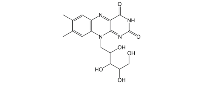 Fórmula estrutural em bastão de uma molécula com três anéis de seis membros fundidos, dois grupos metila no anel à esquerda, quatro átomos de nitrogênio indicados por N ou NH e dois grupos carbonila indicados por O. Uma cadeia ligada ao nitrogênio inferior apresenta quatro grupos hidroxila, indicados por OH ou HO.