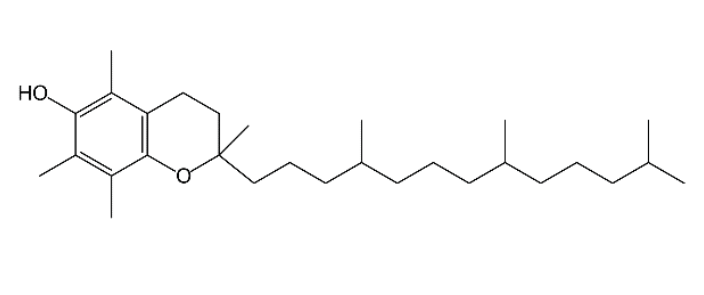 Fórmula estrutural em bastão de uma molécula com um anel aromático ligado a um grupo HO e a três grupos metila, fundido a um anel de seis membros contendo um átomo de oxigênio indicado por O. Esse segundo anel apresenta um grupo metila e uma longa cadeia carbônica saturada com quatro ramificações metila.